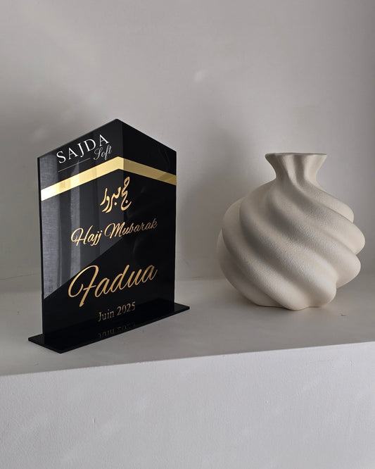 Plaque Kaaba personnalisée sur socle – Souvenir Hajj et Omra
